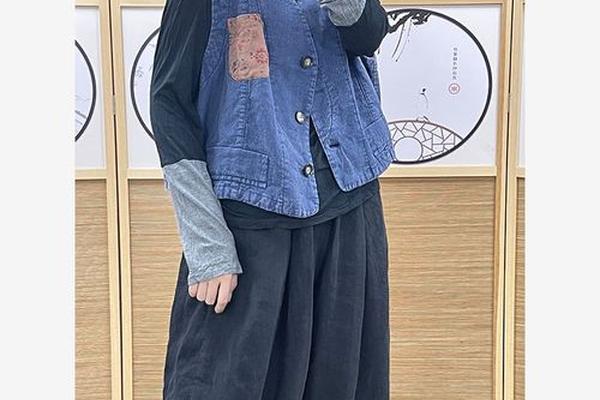衣服搭配女装秋冬图片 蓝色配色背心图片