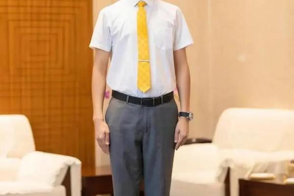 公务员面试穿啥衣服_公务员面试着装男士
