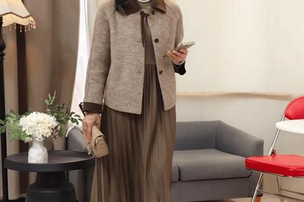 50岁以上穿啥颜色衣服(50岁以上能穿米色衣服吗)