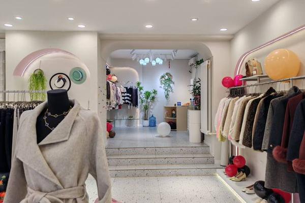 女装店面陈列展示,服装店摆放陈列图片女装