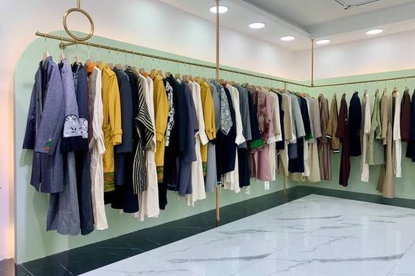 女装店怎么陈列好看一点(服装店摆放陈列图片女装)