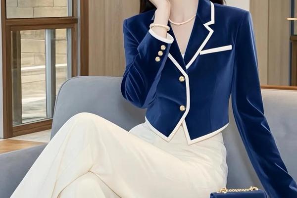 怎么样穿衣打扮有气质(女人怎样穿衣服有气质)