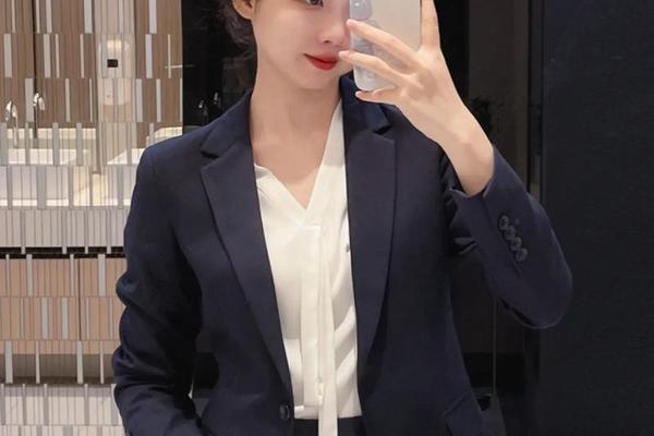 女生公务员面试穿着搭配图片-国考面试着装图片