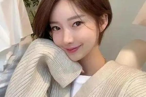圆脸女生的穿搭图片—圆脸适合什么穿搭风格