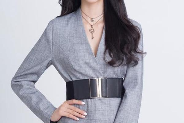 圆脸女生穿搭博主图片高清;女士漂亮气质形象照精致