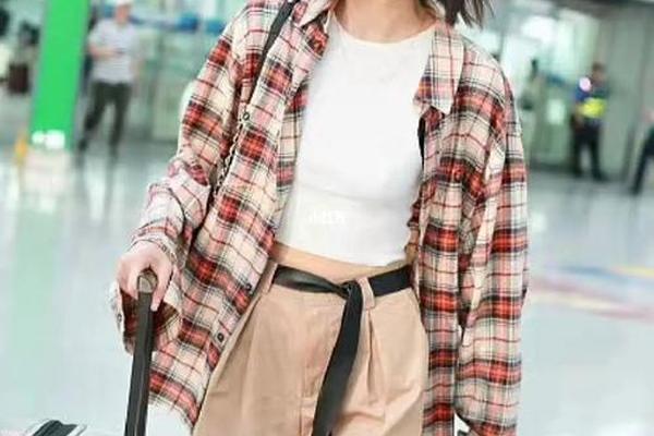 女明星夏季机场穿搭解说图片、刘雯机场穿搭图片