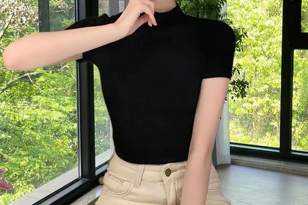 穿衣服标准图片女生(女生穿的衣服有什么)