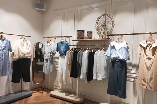 女装陈列图(女装店图片大全)