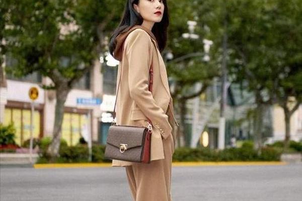 明星穿搭秋季;女明星秋装衣服搭配图片