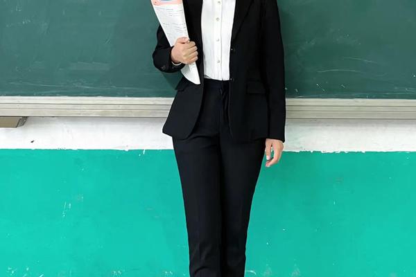 面试公务员穿啥服装合适,女生面试穿着搭配图片