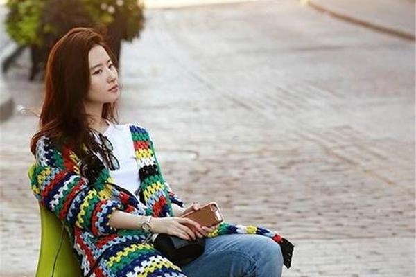 明星穿衣服搭配图片秋装_明星穿的衣服都是自己买的吗