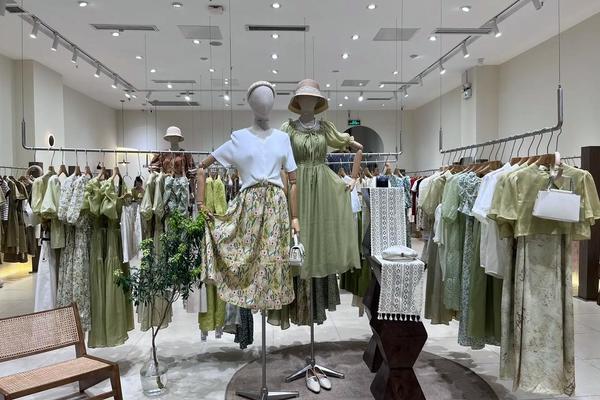 女装陈列搭配技巧图片欣赏大全集;服装店陈列图片大全技巧