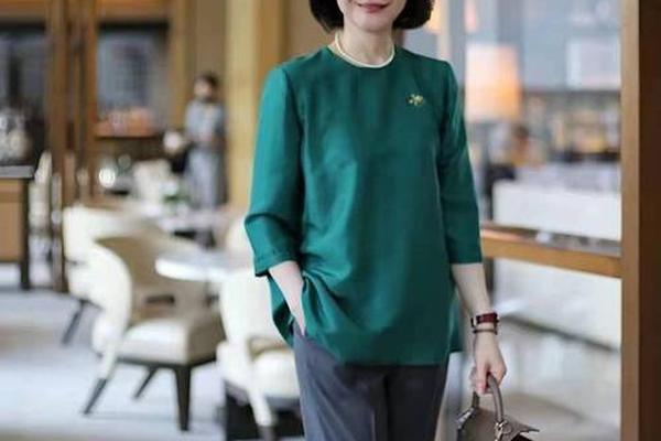50岁左右穿什么衣服好看,适合50岁女人穿的衣服