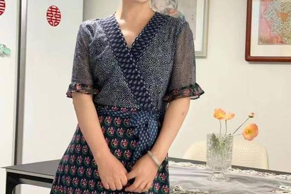 50岁女人穿什么颜色显年轻好看_染哪个颜色显年轻显白