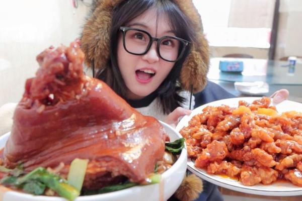 圆脸妹子吃大肘子图片(肘子美图)