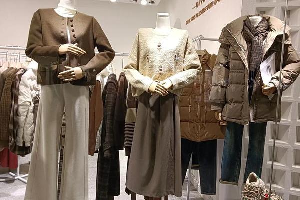 女装店怎样陈列显高档大气—服装店摆放陈列图片女装