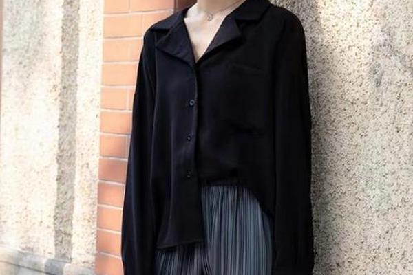 女生黑衬衫配什么裤子好看_黑色衬衣配什么下装好看