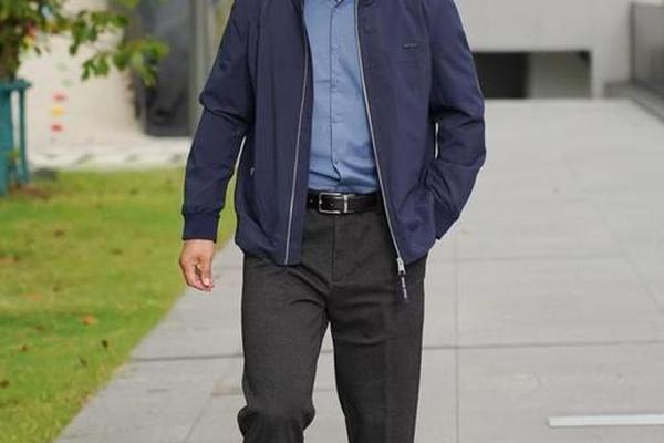 男人穿衣服搭配技巧视频讲解(中年男士服装搭配技巧)