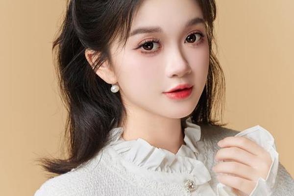 圆脸女生穿搭博主图片高清;女士漂亮气质形象照精致