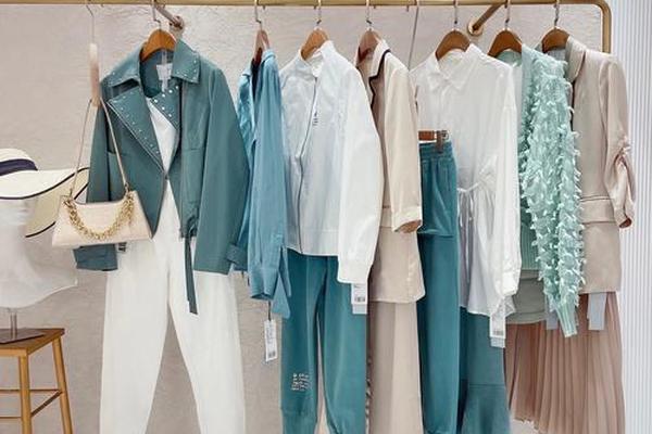 女装陈列搭配效果图大全;服装店摆放陈列图片女装
