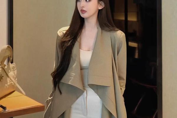 圆脸适不适合御姐风衣服_圆脸适合方领衣服吗