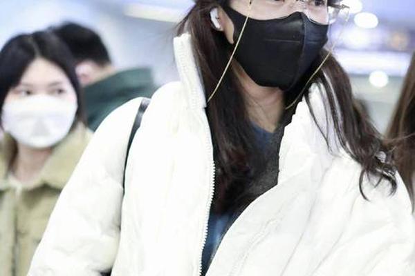 女明星机场冬季穿搭图片;韩国女明星机场穿搭图片
