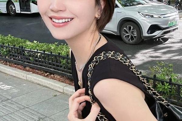 圆脸短发女孩 女生的减龄短发的图片