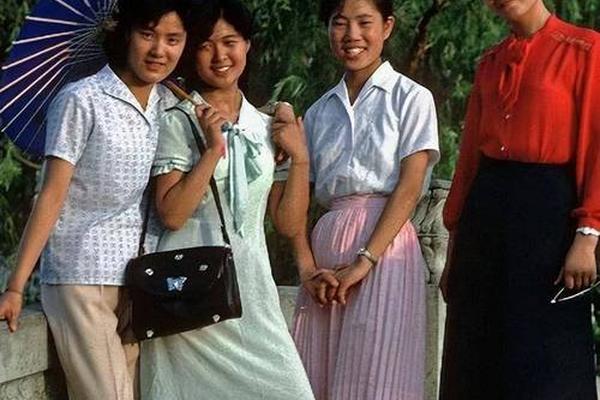 80年代穿搭风格特点,80年代时髦打扮图片