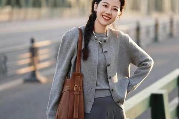 50岁穿什么衣服显年轻-50岁最洋气的三个颜色