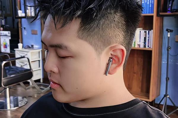 圆脸怎么显瘦 发型 男;圆脸微胖男生适合的发型图片