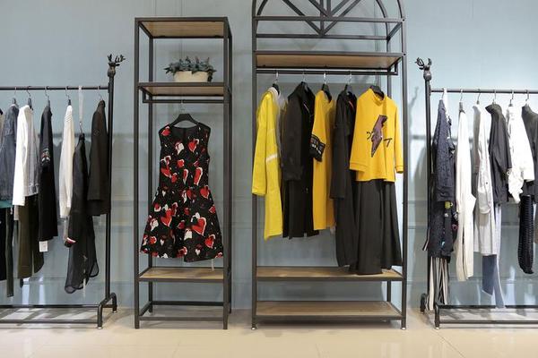 女装店货品陈列方案;女装陈列图片