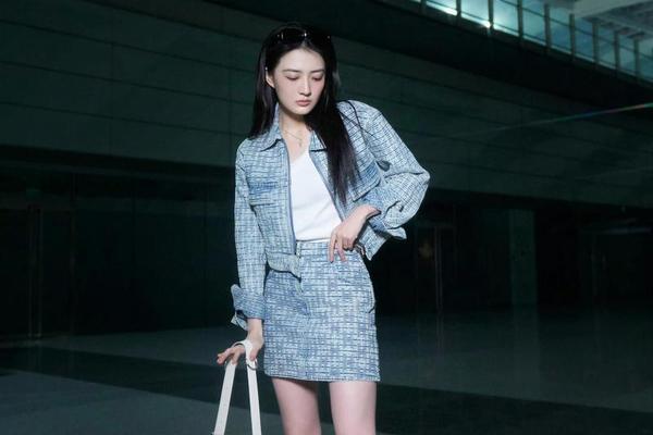 明星夏天穿短裙配靴子图片—明星穿裙子