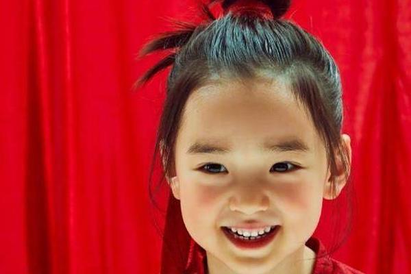 圆脸女神是谁的女儿;圆脸小花女明星是谁