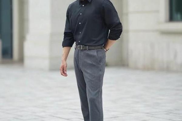 50岁男穿衣颜色搭配夏天(50岁男人穿衣打扮)
