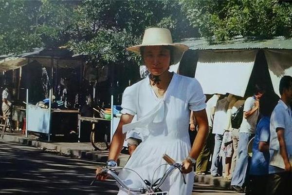 80年代穿什么衣服显年轻—80年代的穿搭图片