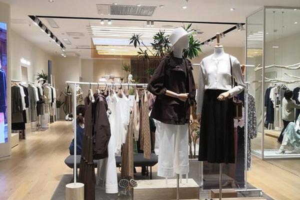 女装店货品陈列方案;女装陈列图片