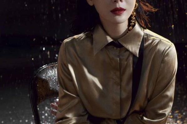 怎样穿衣搭配更有气质女_优雅气质女人穿衣搭配