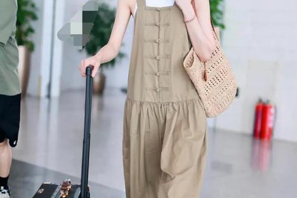 女明星夏季机场穿搭解说图片、刘雯机场穿搭图片