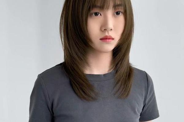 圆脸小女生适合什么刘海—圆脸的女生适合什么发型