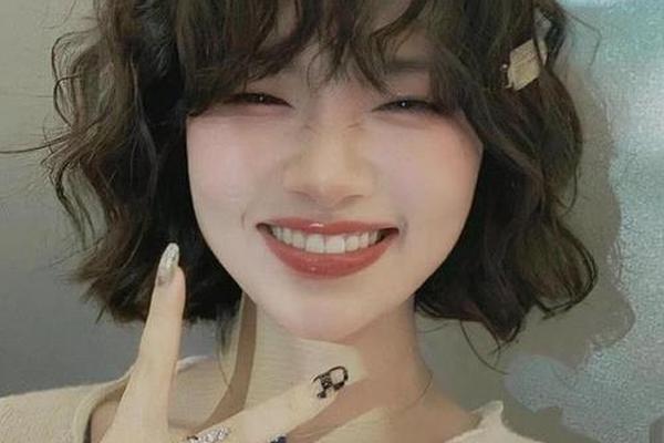 圆脸少女烫发发型图片2023-圆脸烫短发图片