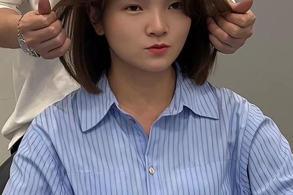 圆脸可爱女生适合的发型有哪些,高发际线圆脸女生发型