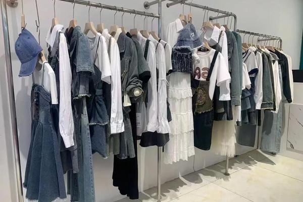 女装店陈列图片大全大图(女装墙面陈列图片欣赏)