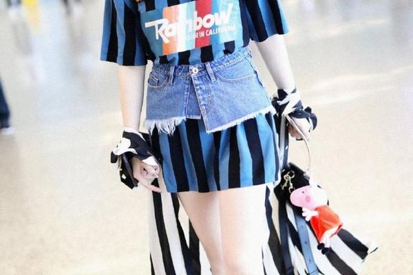 女明星夏季机场穿搭解说图片视频_戚薇机场街拍最新穿搭