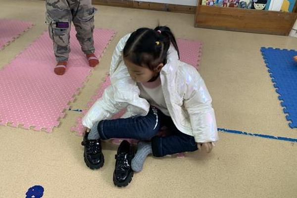 幼儿穿衣的图片 幼儿穿鞋子图片
