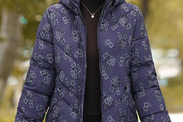 50岁选什么颜色羽绒服(五十岁适合穿什么颜色的衣服)