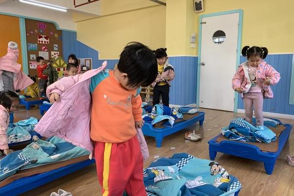 穿衣幼儿图片_小孩穿衣服的图片大全可爱