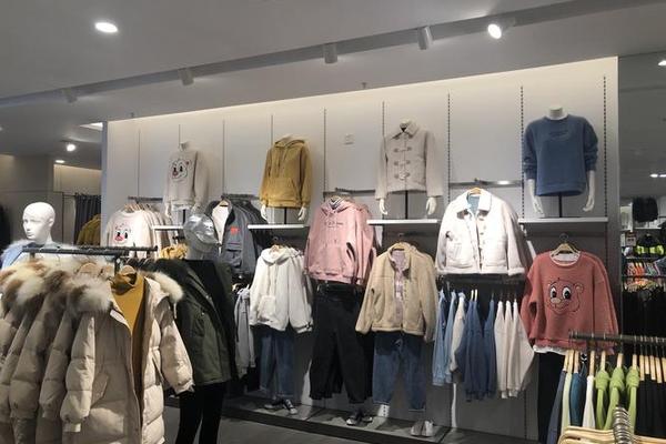 女装店陈列效果图片大全,女装墙面陈列图片欣赏