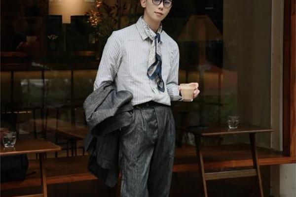男生约会穿什么颜色(约会穿黑色还是白色好)