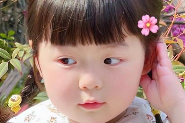 圆脸小女孩图片_表情包小女孩