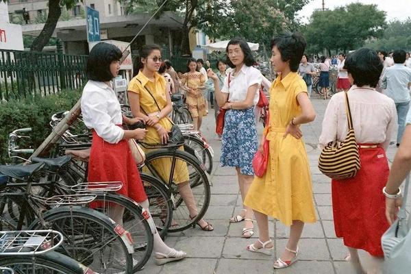 80年代的穿衣-80年代的女人都穿什么服装